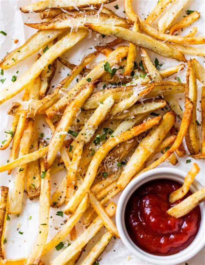 Do you put oil on frozen french fries in air fryer?