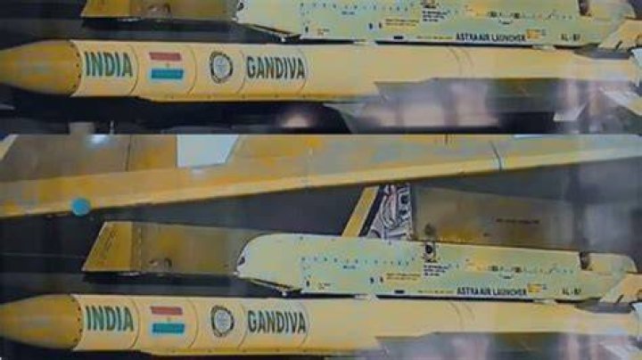 Who could lift Gandiva?